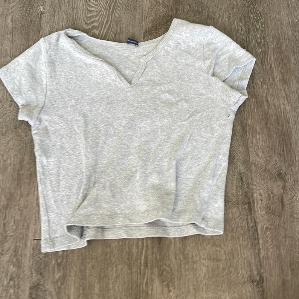 Grey cropped tee shirt
